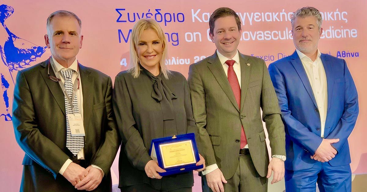 Η πρόεδρος του ΟΦΕΤ Ιουλία Τσέτη στην βράβευσή της στα πλαίσια του 21ο Συνέδριο Καρδιαγγειακής Ιατρικής Cardio Athena 2025.