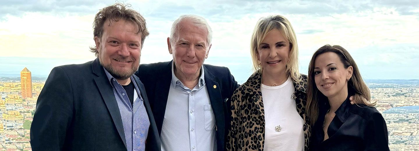 Η Πρόεδρος του ΟΦΕΤ Ιουλία Τσέτη στο Biomed-AI Summer School 2025 στη Λυών μαζί με τους Ανδρέας Μερσίν, Δημήτρης Νανόπουλος και Όλγα Τζωρτζάτου-Νανοπούλου.