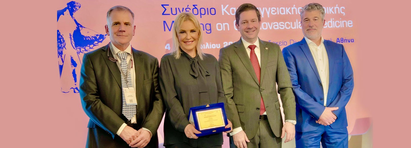 Η πρόεδρος του ΟΦΕΤ Ιουλία Τσέτη στην βράβευσή της στα πλαίσια του 21ο Συνέδριο Καρδιαγγειακής Ιατρικής Cardio Athena 2025.