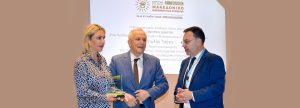Η πρόεδρος του ΟΦΕΤ Ιουλία Τσέτη στην βράβευσή της στο πλαίσιο του Μακεδονικού Φαρμακευτικού Συνεδρίου 2025.
