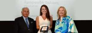 Παραλαβή του βραβείου Kotinos Olympic Wreath στα Responsible Management Excellence Awards 2025 από την Head of HR του Ομίλου Σμαραγδή Ταλάκη.